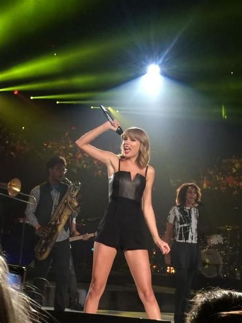 08-Oct-2023 ... With hopes of catching a glimpse of the star singer, Taylor Swift fans drove hours on Sunday. Sadly, however, Swift was a no-show for the ...